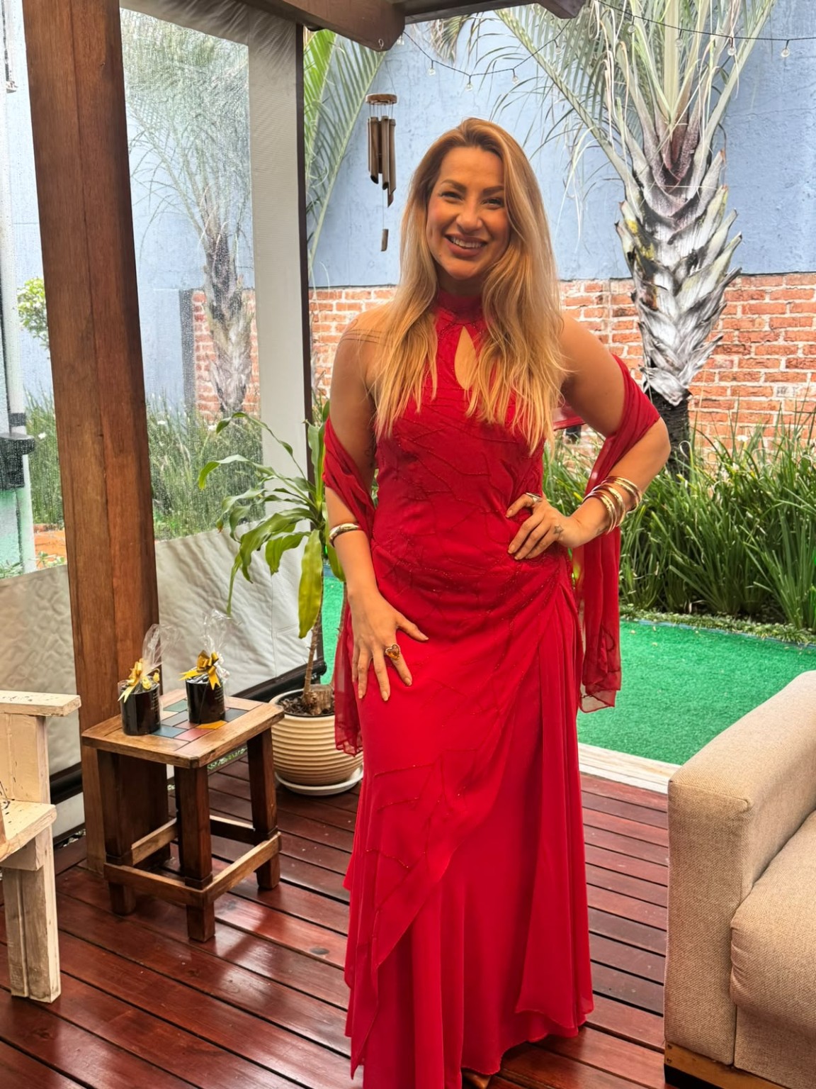 Helen Dornelles de vestido vermelho, em foto real enviada pela cliente